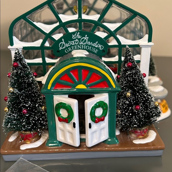 Snow Village Department 56 Secret Garden Florist & Greenhouse.  Set of 2 - Picture 9 of 15